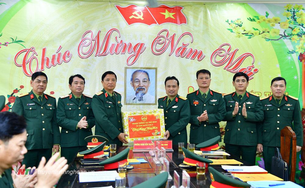 Trung tướng Hà Thọ Bình, Tư lệnh Quân khu 4 trao quà nhân dịp Tết Nguyên đán Giáp Thìn 2024 cho tập thể cán bộ, chiến sĩ Trung đoàn 764, Bộ Chỉ huy Quân sự tỉnh Nghệ An. 