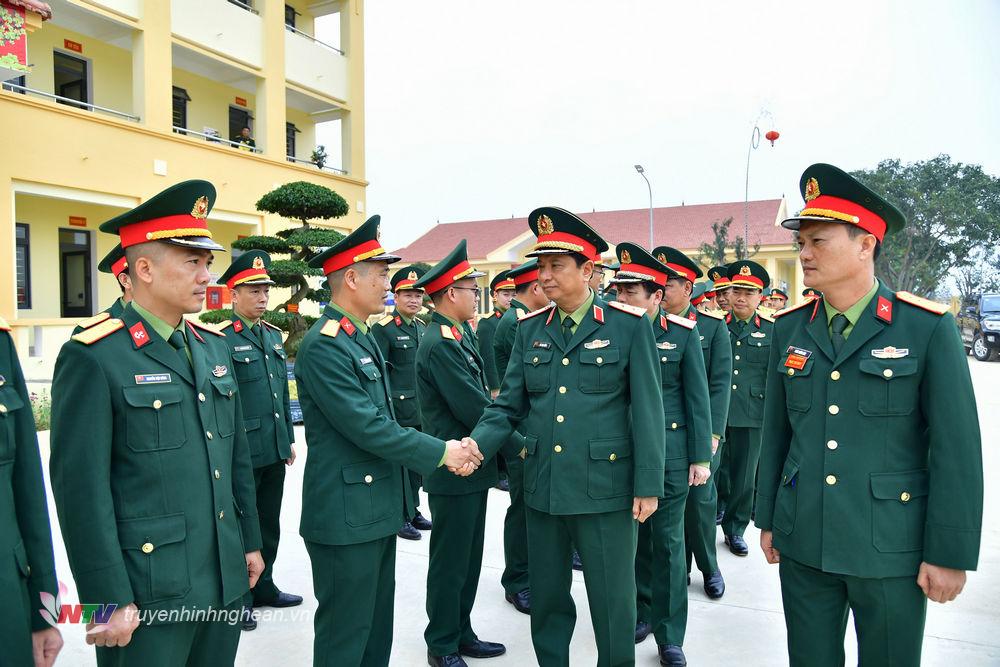 Trung tướng Hà Thọ Bình, Tư lệnh Quân khu 4 thăm hỏi, động viên và gửi lời chúc mừng năm mới đến cán bộ, chiến sĩ Trung đoàn 764, Bộ Chỉ huy Quân sự tỉnh Nghệ An. 