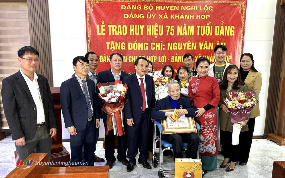 Chủ tịch Ủy ban MTTQ tỉnh Võ Thị Minh Sinh trao Huy hiệu 75 năm tuổi Đảng và tặng hoa chúc mừng đảng viên.