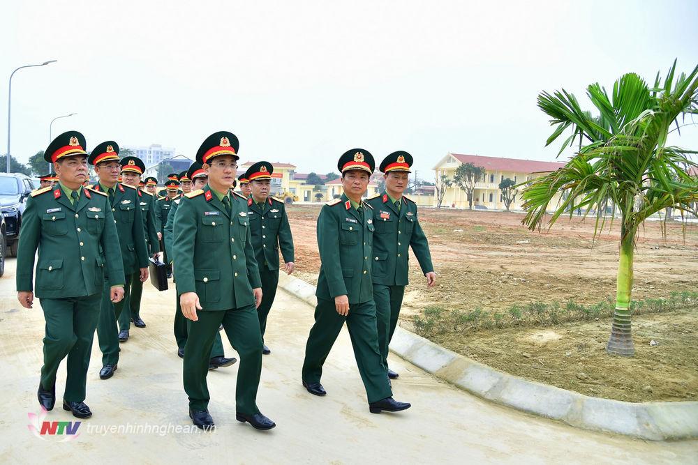 Trung tướng Hà Thọ Bình, Tư lệnh Quân khu 4 cùng đoàn công tác kiểm tra công tác xây dựng doanh trại, chuẩn bị vui xuân, đón Tết của Trung đoàn 764, Bộ Chỉ huy Quân sự tỉnh Nghệ An. 