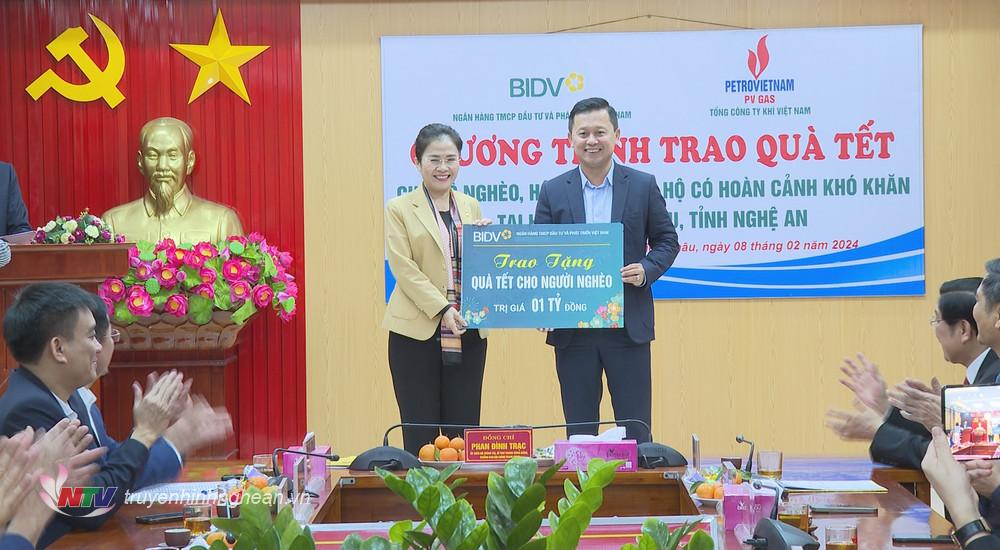 Chủ tịch UBMTTQ tỉnh Võ Thị Minh Sinh tiếp nhận ủng hộ.
