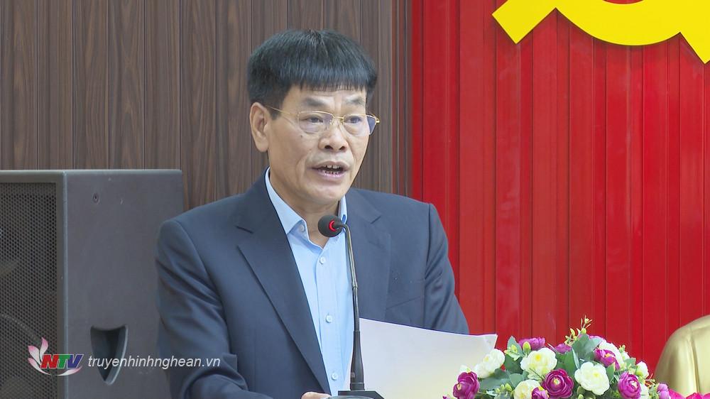 Đồng chí Tăng Văn Luyện - Phó Bí thư Huyện ủy, Chủ tịch UBND huyện Diễn Châu báo cáo tình hình kinh tế - xã hội của huyện.