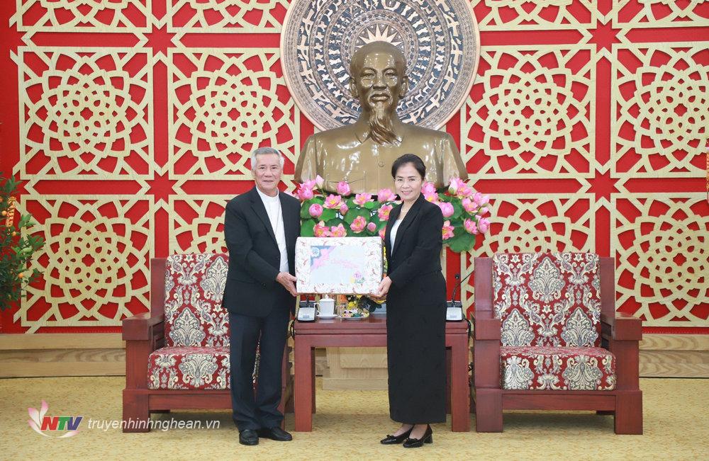 Giám mục Anphong Nguyễn Hữu Long tặng quà chúc mừng năm mới Ủy ban MTTQ Việt Nam tỉnh Nghệ An.