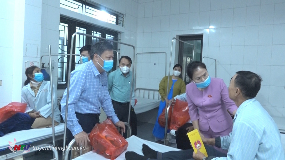 Thăm hỏi tặng 49 suất quà tết cho bệnh nhân nghèo tại bệnh viện đa khoa Nghi Lôc.