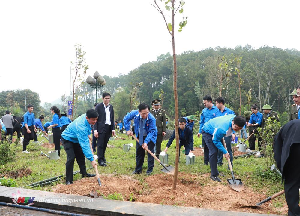 Chủ tịch Quốc hội Vương Đình Huệ và các đại biểu trồng cây hoa ban tại Khu Di tích lịch sử Quốc gia Truông Bồn. 