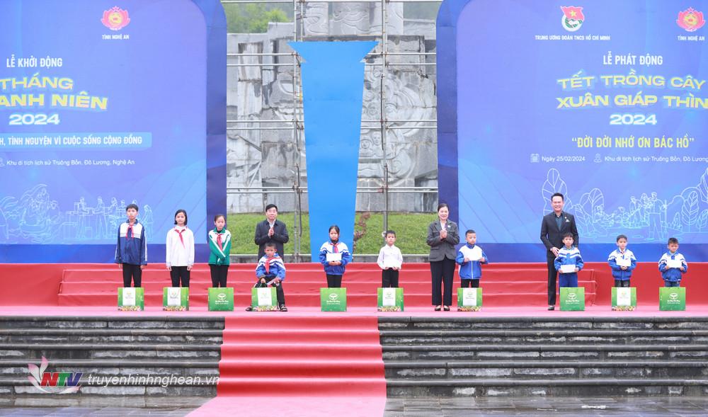 Các đồng chí lãnh đạo Ủy ban Trung ương MTTQ Việt Nam, tỉnh Nghệ An và Trung ương Hội Doanh nhân trẻ Việt Nam nhận đỡ đầu 20 em học sinh mồ côi.