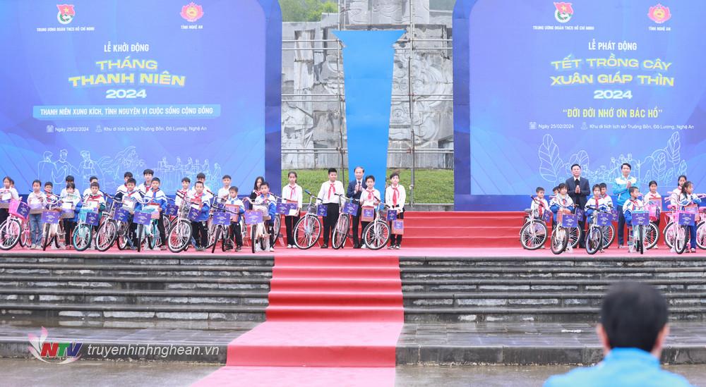 Các đồng chí lãnh đạo các cơ quan Trung ương và tỉnh Thanh Hóa trao 50 suất quà và 50 xe đạp cho các học sinh có hoàn cảnh khó khăn vươn lên học tốt. 