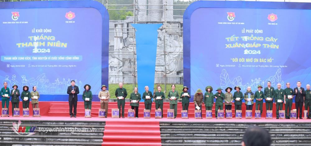 Các đồng chí lãnh đạo các cơ quan Trung ương trao tặng 50 suất quà cho các cựu thanh niên xung phong trên địa bàn tỉnh Nghệ An nhằm tri ân công lao đóng góp của các cựu Thanh niên Xung phong đối với sự nghiệp xây dựng, bảo vệ Tổ quốc.