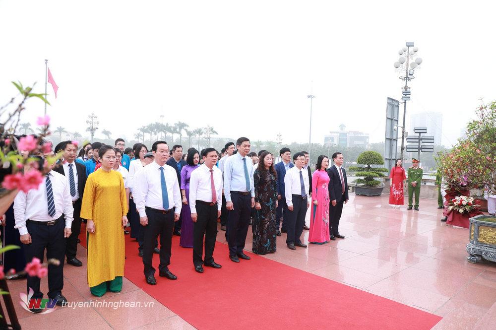 Các đồng chí lãnh đạo tỉnh và đoàn đại biểu dâng hoa trước Tượng đài Bác Hồ ở Quảng trường Hồ Chí Minh. 