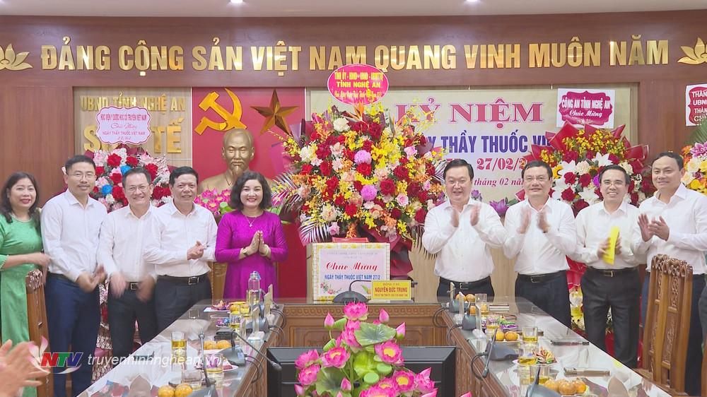Chủ tịch UBND tỉnh Nguyễn Đức Trung cùng các đồng chí trong đoàn công tác tặng hoa chúc mừng Sở Y tế.  