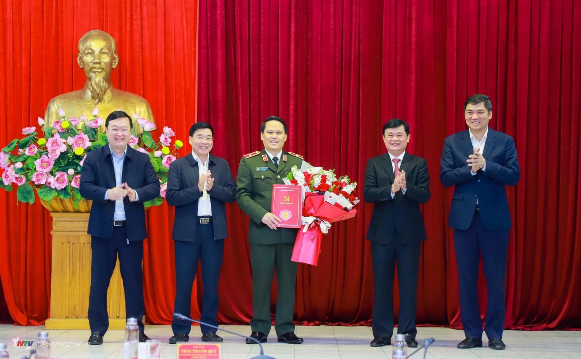 Các đồng chí Thường trực Tỉnh ủy chúc mừng Thiếu tướng Bùi Quang Thanh - Ủy viên Ban Thường vụ Tỉnh ủy, Giám đốc Công an tỉnh Nghệ An.