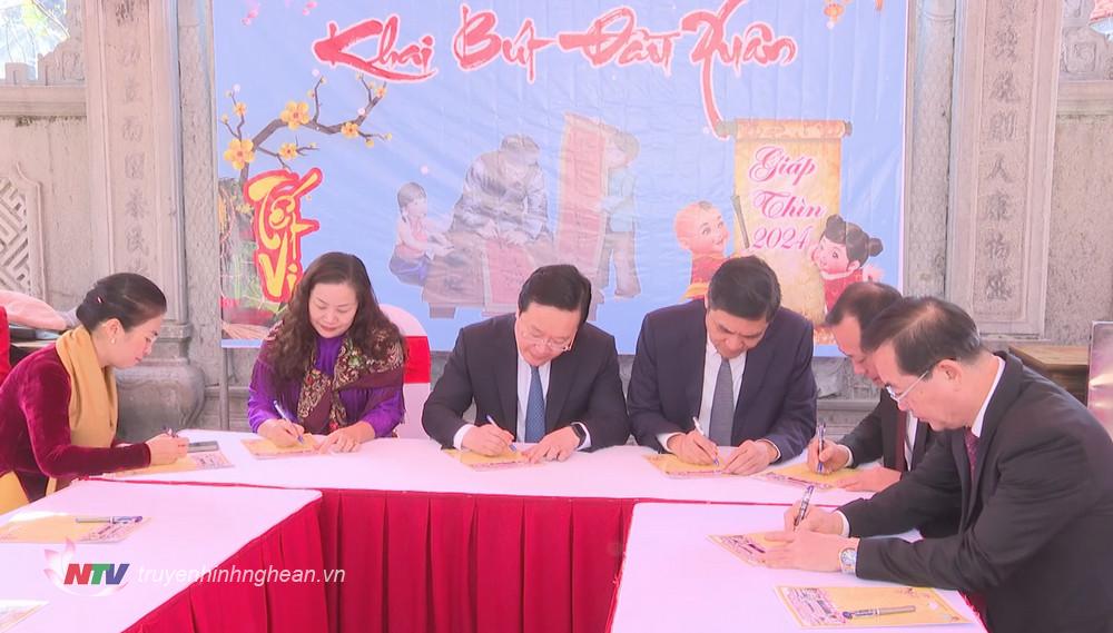 Các đồng chí lãnh đạo tỉnh Nghệ An và thành phố Vinh thực hiện nghi thức Khai bút đầu Xuân.