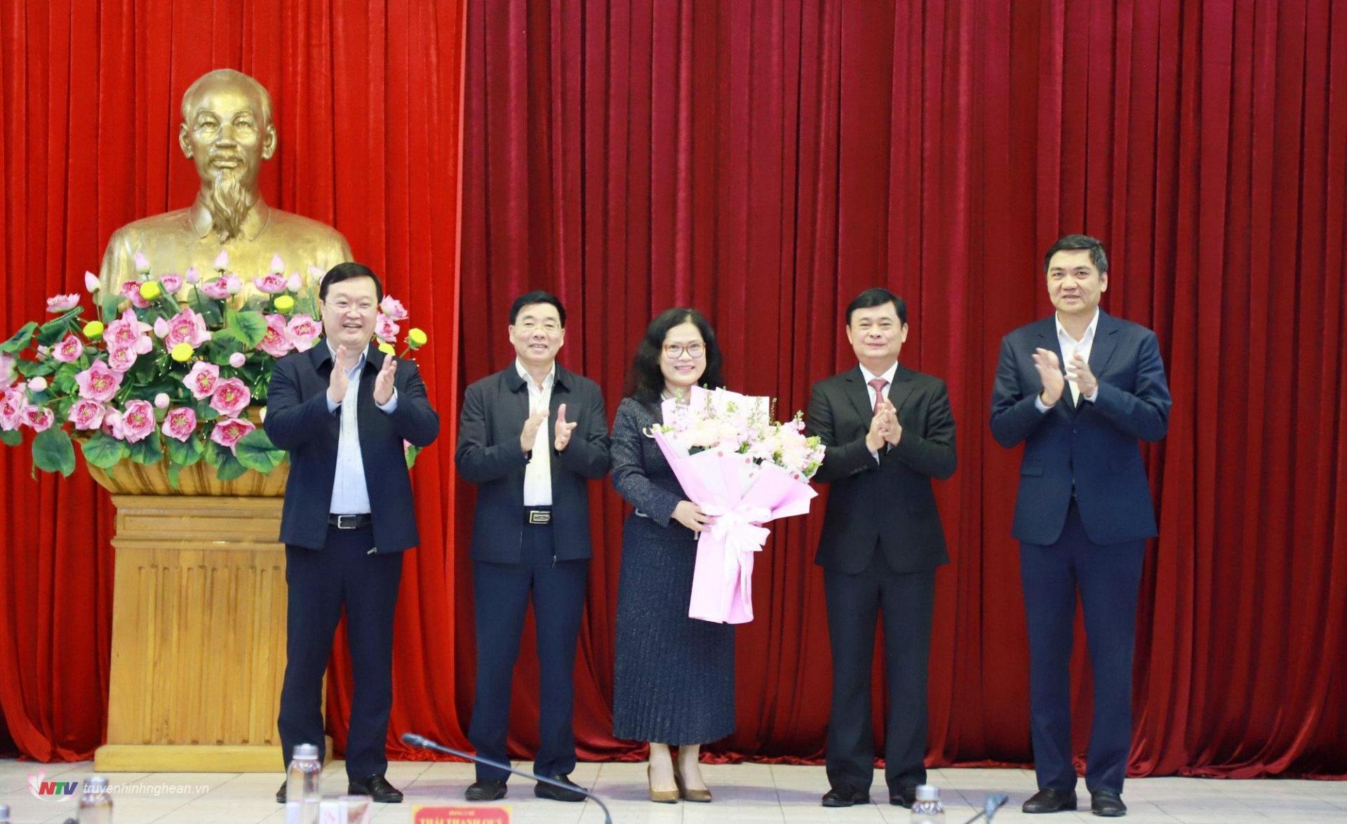 Các đồng chí Thường trực Tỉnh ủy chúc mừng đồng chí Nguyễn Thị Kim Chi - Thứ trưởng Bộ Giáo dục và Đào tạo. 