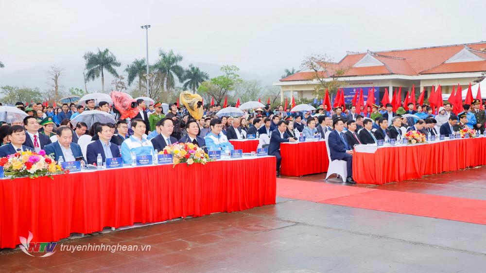 Các đại biểu dự Lễ phát động Tết trồng cây Đời đời nhớ ơn Bác Hồ, Lễ khởi động Tháng Thanh niên toàn quốc năm 2024 tại Khu Di tích lịch sử Quốc gia Truông Bồn. 