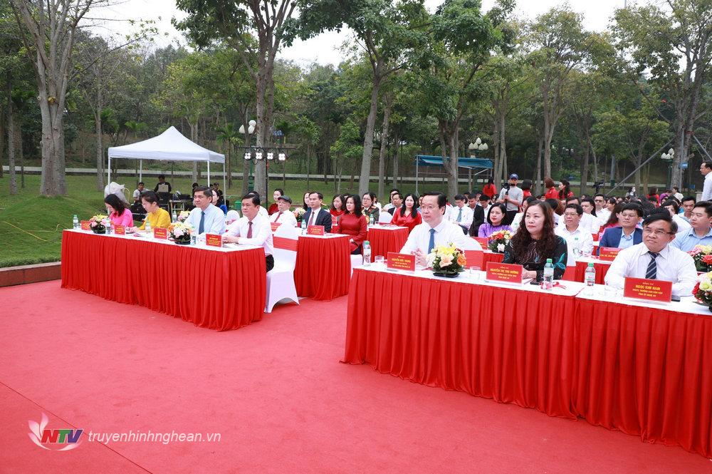 Các đồng chí lãnh đạo tỉnh và các đại biểu dự Lễ khánh thành Phòng trưng bày bổ sung về Quảng trường Hồ Chí Minh