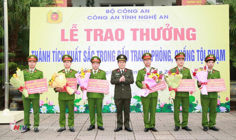 Đại tá Bùi Quang Thanh, Giám đốc Công an tỉnh trao thưởng cho các tập thể đạt thành tích trong phòng, chống tội phạm.