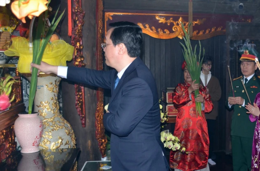 Đồng chí Nguyễn Đức Trung - Phó Bí thư Tỉnh uỷ, Chủ tịch UBND tỉnh dâng hoa, dâng hương tưởng niệm công lao Hoàng đế Quang Trung.