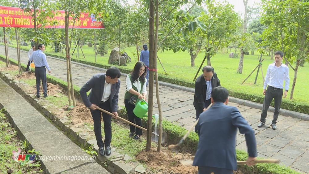 Lãnh đạo HĐND tỉnh và các ban HĐND tỉnh, Văn phòng Đoàn đại biểu Quốc hội và HĐND tỉnh tổ chức trồng cây ngọc lan tại Khu Di tích mộ Bà Hoàng Thị Loan. 