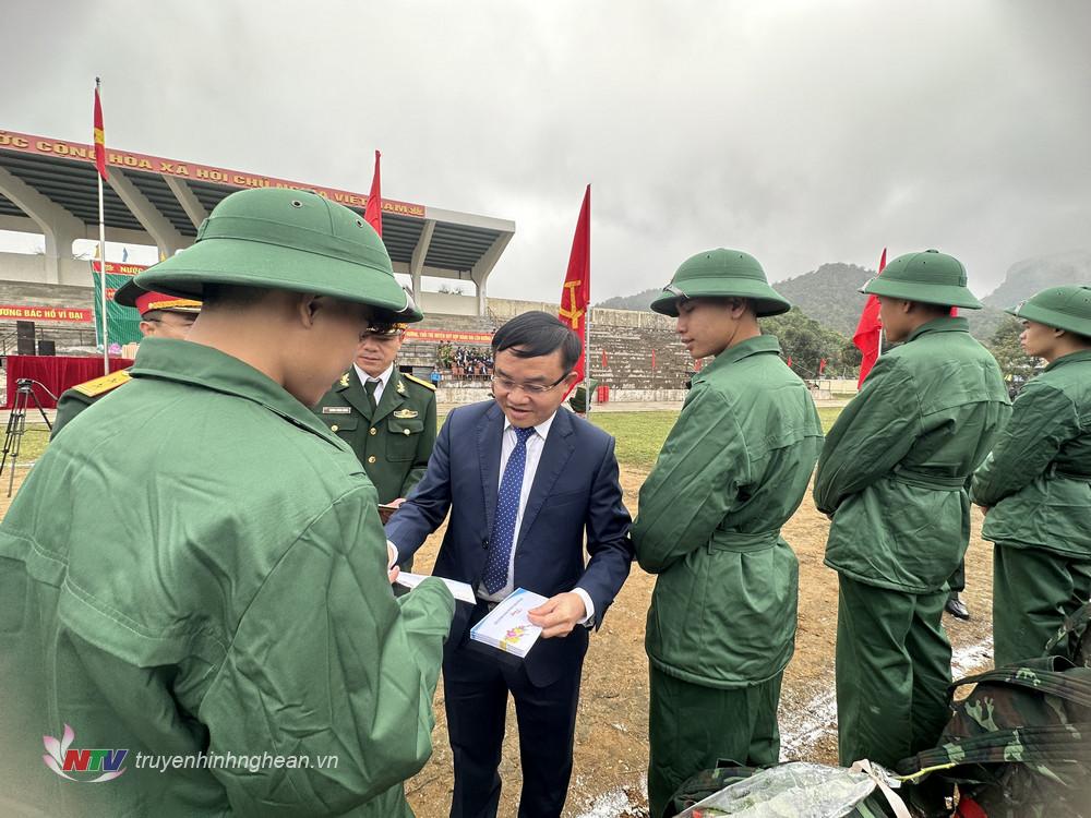 Trưởng ban Dân vận Tỉnh ủy Ngọc Kim Nam tặng quà động viên các tân binh trước giờ lên đường.