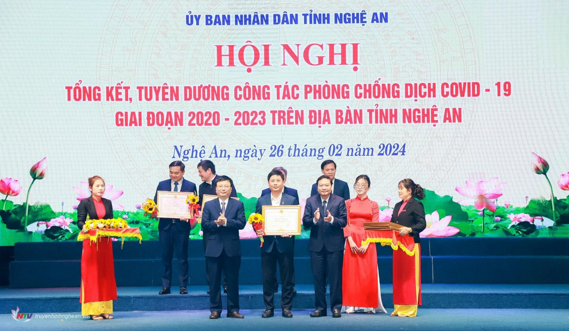 Giám đốc Đài PT-TH Nghệ An, Chủ tịch Hội nhà báo tỉnh Trần Minh Ngọc đón nhận Bằng khen của Chủ tịch UBND tỉnh vì đã có những đóng góp xuất sắc trong công tác phòng, chống dịch Covid-19, giai đoạn 2020-2023.