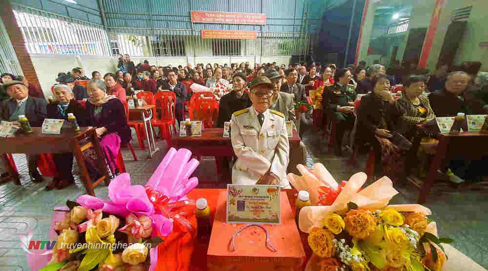 Trong ảnh ngồi hàng đầu tiên là cụ Nguyễn Bình năm nay 90 tuổi là Bí thư Chi bộ đầu tiên của khối 17, phường Hưng Bình, TP Vinh.