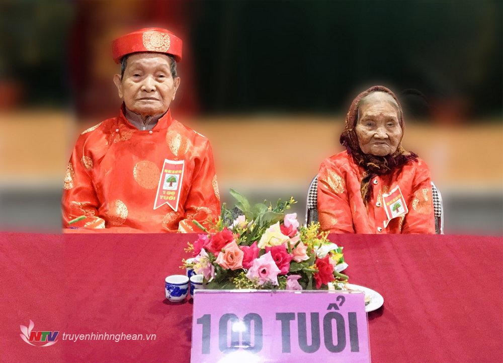 Trong lễ mừng thọ các cụ thọ 100 tuổi được mời ngồi ở vị trí trang trọng.