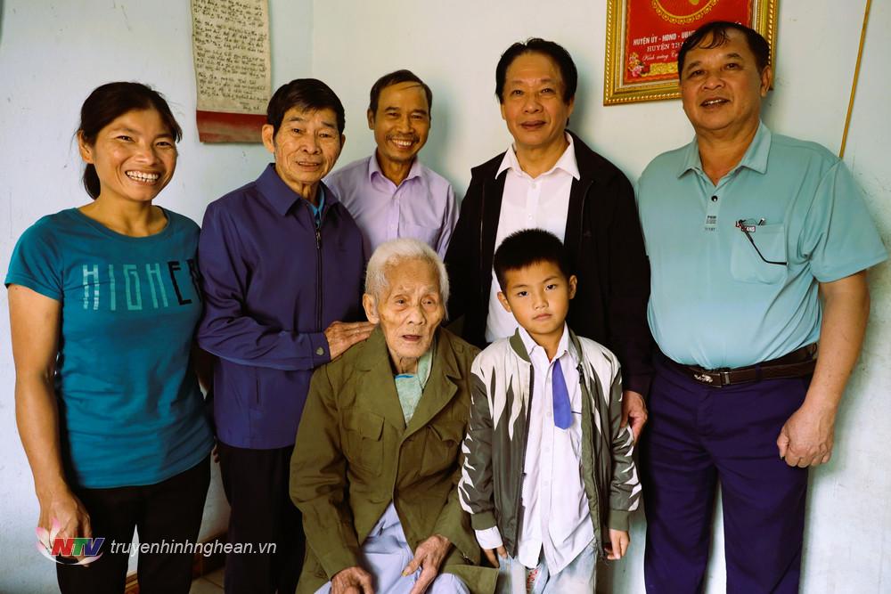 Lãnh đạo Hội Người cao tuổi huyện, xã đến chúc thọ các cụ trên 100 tuổi. 
