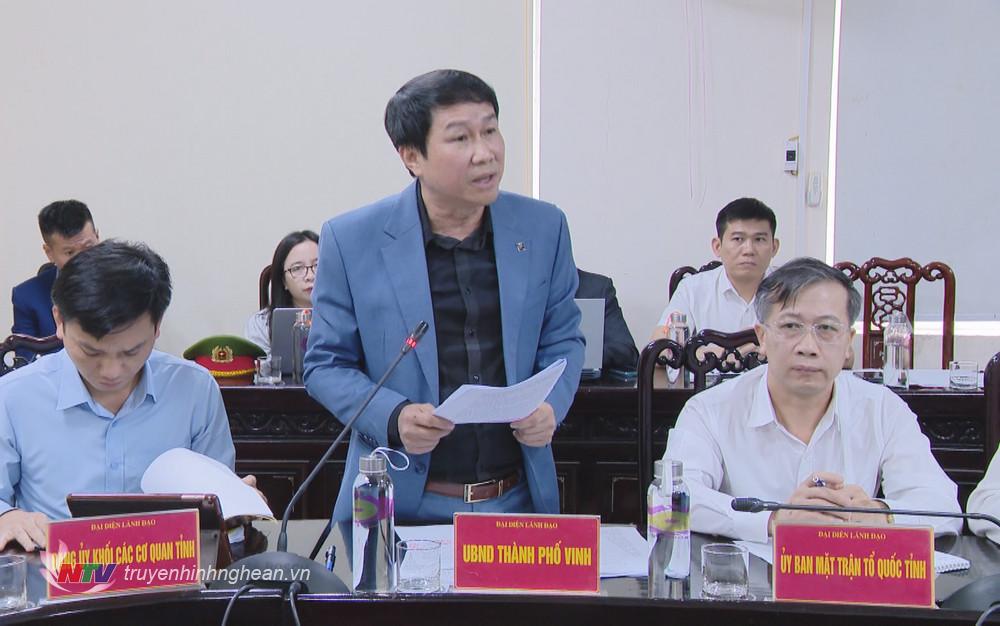 Phó Chủ tịch UBND TP. Vinh Lê Sỹ Chiến báo cáo nội dung vụ việc. 
