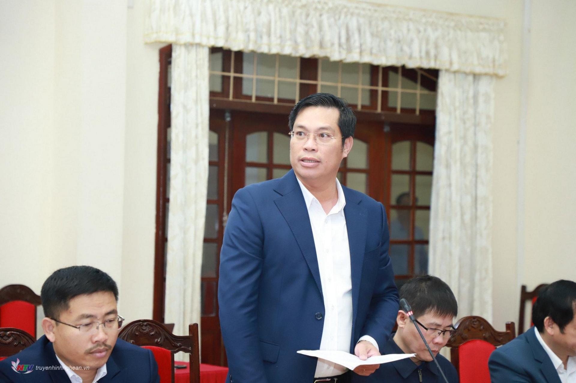 Đồng chí Bùi Duy Đông - Ủy viên Ban Chấp hành Đảng bộ tỉnh, Bí thư Huyện ủy Đô Lương trình bày Tờ trình báo cáo Ban Thường vụ Tỉnh ủy. 