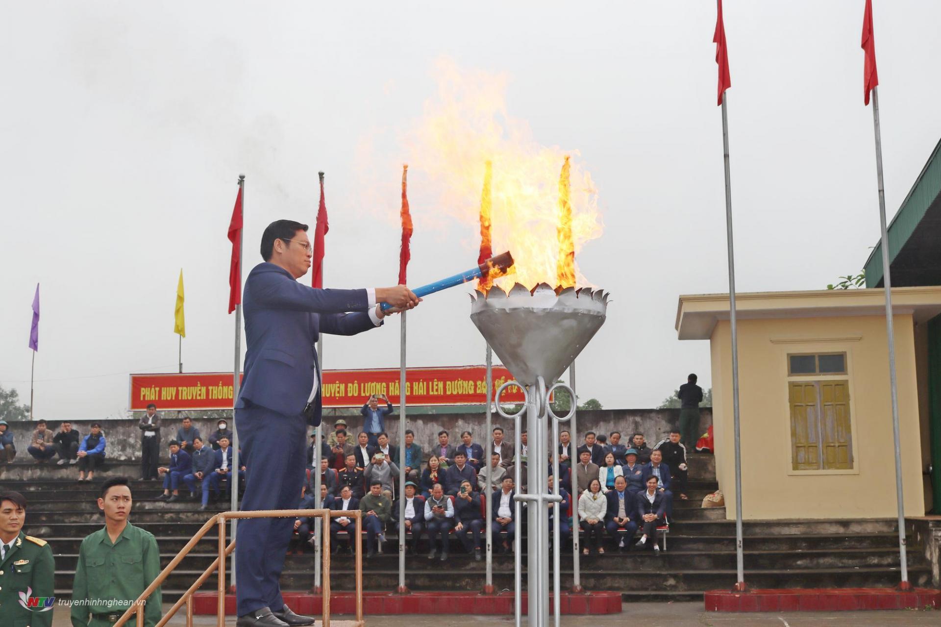 Đồng chí Bùi Duy Đông - Bí thư Huyện ủy Đô Lương thắp lửa truyền thống.