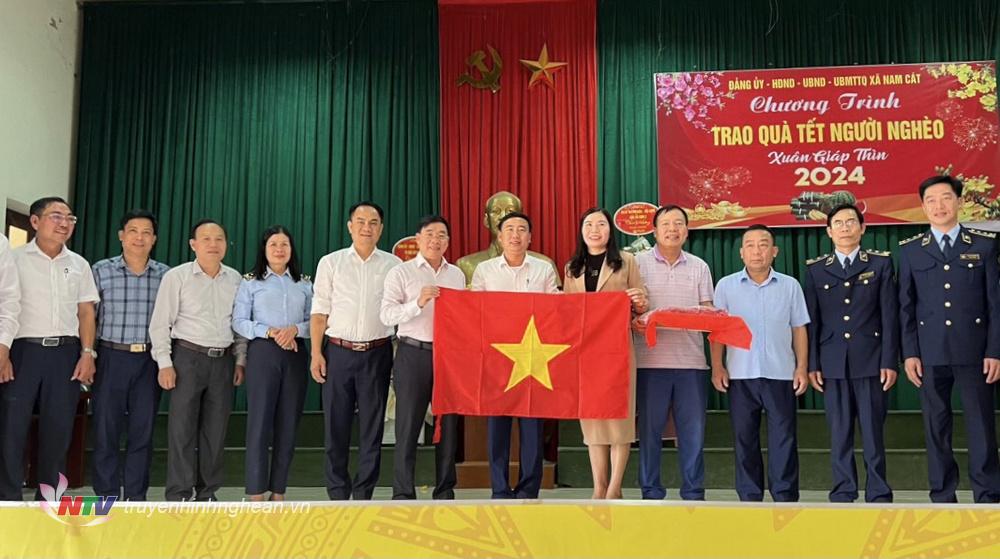 Các đồng chí lãnh đạo tỉnh trao 1.100 lá cờ Tổ quốc cho Đảng bộ và Nhân dân xã Nam Cát. 