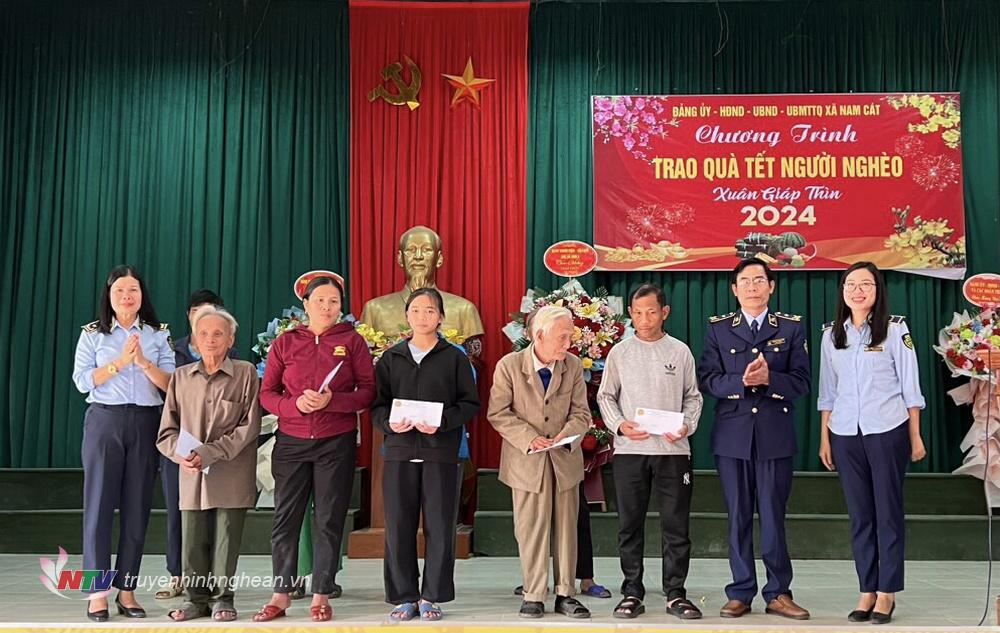 Lãnh đạo Cục Quản lý thị trường Nghệ An và huyện na Đàn trao quà Tết cho các hộ nghèo, hộ có hoàn cảnh khó khan trên địa bàn.