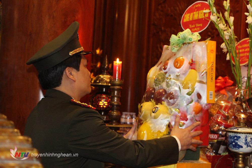 Trước khi diễn ra lễ trồng cây, đoàn lãnh đạo Công an tỉnh do Đại tá Bùi Quang Thanh, Giám đốc Công an tỉnh đã tổ chức dâng hoa, dâng hương Chủ tịch Hồ Chí Minh tại Khu Di tích Kim Liên. 