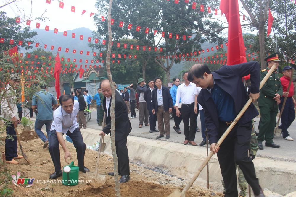 Các đại biểu tham gia trồng cây sau lễ phát động.