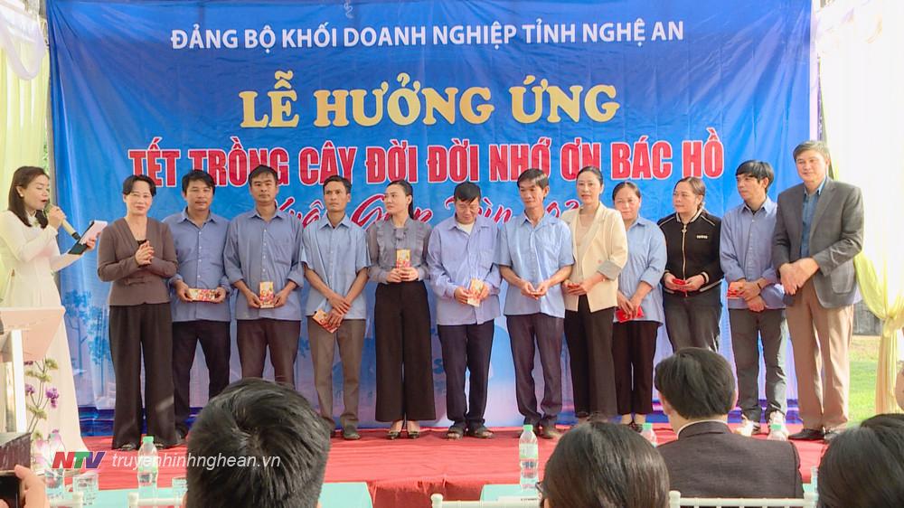 Trao quà cho các công nhân lao động có hoàn cảnh khó khăn đang công tác tại các đơn vị thuộc Công ty Thuỷ lợi Nam Nghệ An.