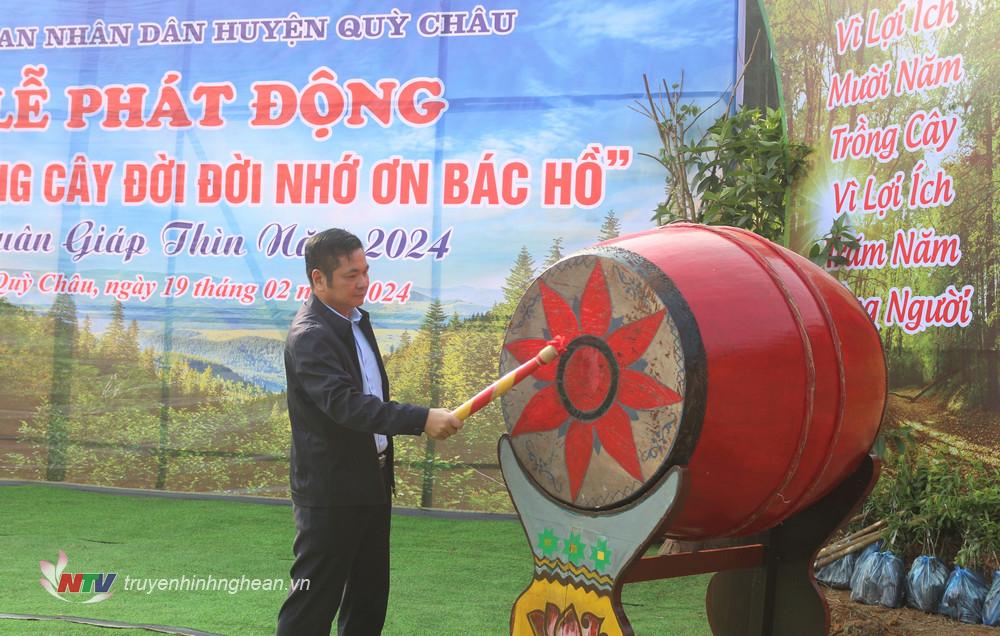 Bí thư Huyện ủy, Chủ tịch UBND huyện Nguyễn Thanh Hoài đánh trống phát động tết trồng cây Xuân Giáp Thìn 2024