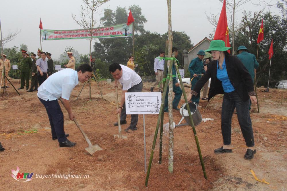 Lãnh đạo huyện tham gia trồng cây cùng các lực lượng, nhân dân địa phương.