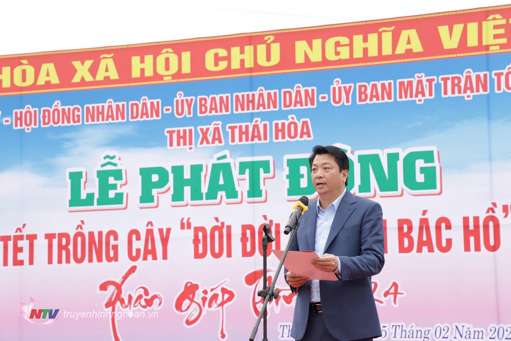 Đồng chí Chu Anh Tuấn - Chủ tịch UBND thị xã Thái Hòa phát động Tết trồng cây.