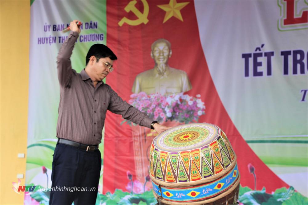 Chủ tịch UBND huyện Trình Văn Nhã đánh trống phát động Tết trồng cây năm 2024.
