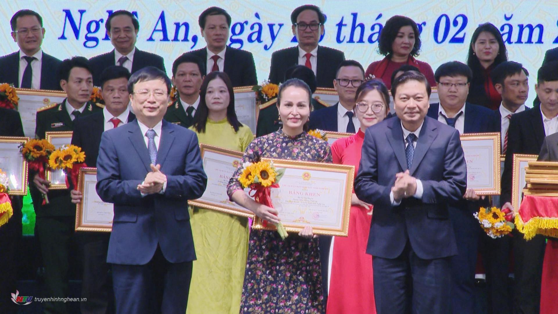 Nhà báo An Duyên - Phòng Thời sự, Đài PT-TH Nghệ An nhận Bằng khen tại hội nghị.
