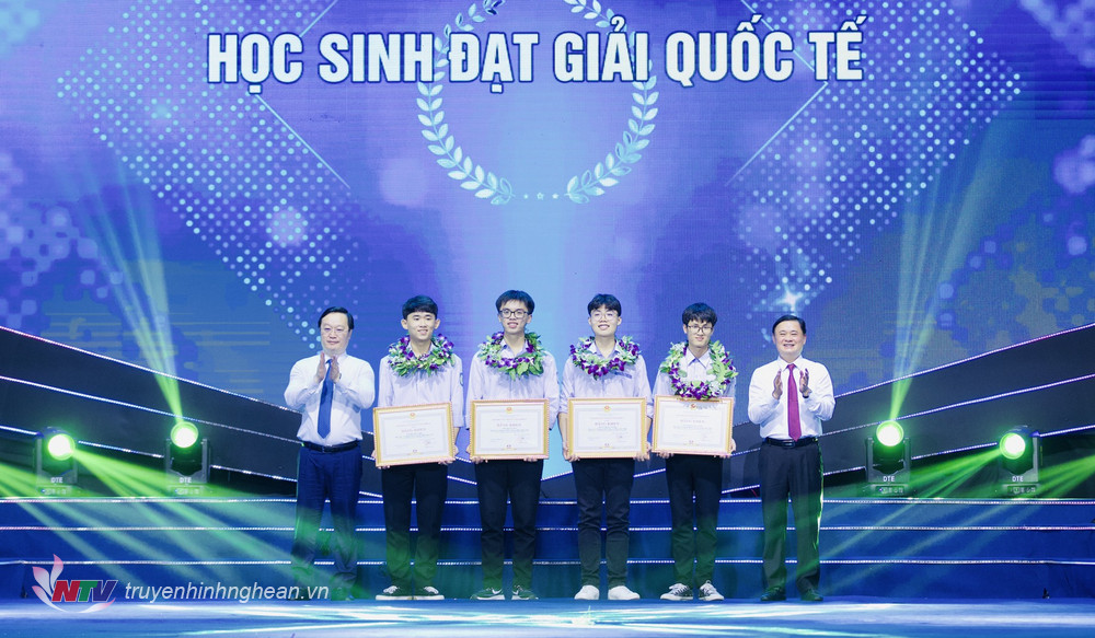Bí thư Tỉnh ủy Thái Thanh Quý và Chủ tịch UBND tỉnh Nguyễn Đức Trung trao tặng Bằng khen và phần thưởng cho học sinh đạt giải Quốc tế.