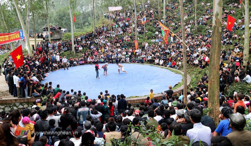 Đến với Lễ hội Đền Vua Mai, nhân dân và du khách sẽ được xem đấu vật, một trong những môn thể thao đối kháng được nhiều người ưa thích.  