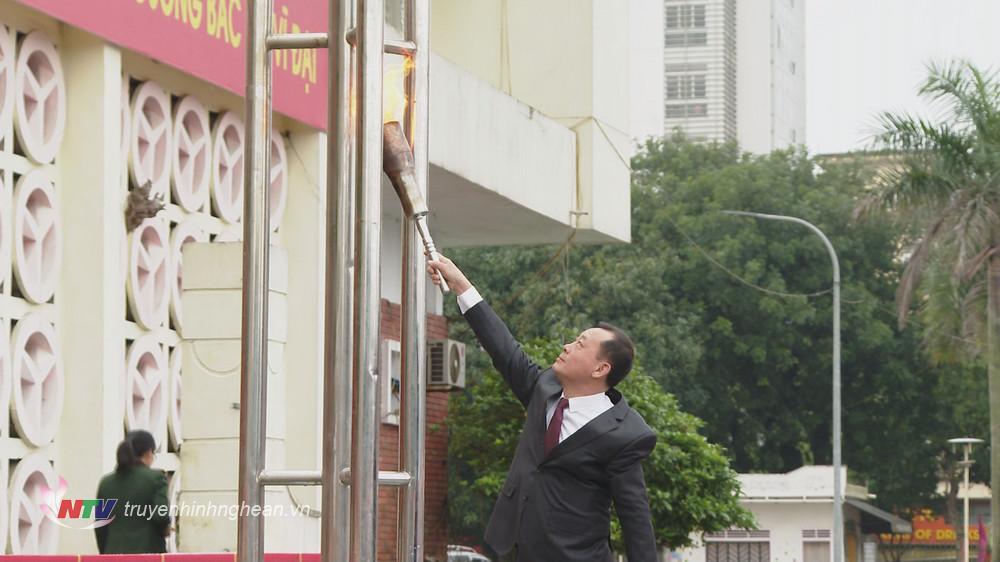 Đồng chí Phan Đức Đồng - Ủy viên BTV Tỉnh ủy, Bí thư Thành ủy Vinh thực hiện nghi thức thắp lửa tại buổi lễ.