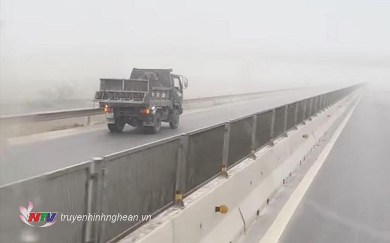 Hình ảnh xe tải chạy ngược chiều trên cao tốc Nghi Sơn - Diễn Châu