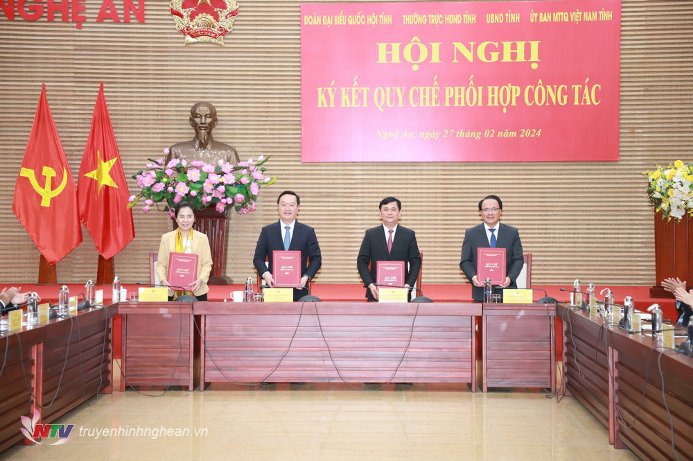  Lãnh đạo Đoàn ĐBQH tỉnh, Thường trực HĐND tỉnh, UBND tỉnh và Ủy ban MTTQ Việt Nam tỉnh trao biên bản ký kết quy chế phối hợp công tác