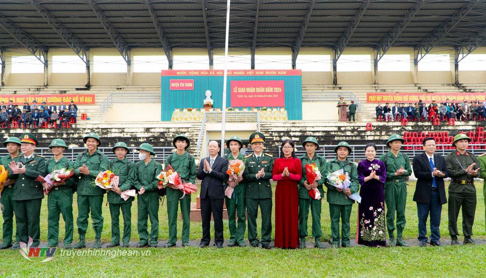 Các đồng chí lãnh đạo tỉnh, huyện Yên Thành tặng hoa động viên các tân binh trước giờ lên đường nhập ngũ.