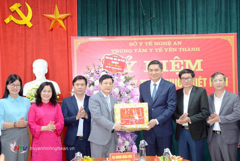 Đồng chí Hoàng Nghĩa Hiếu thăm, tặng quà chúc mừng Trung tâm Y tế huyện Yên Thành. 