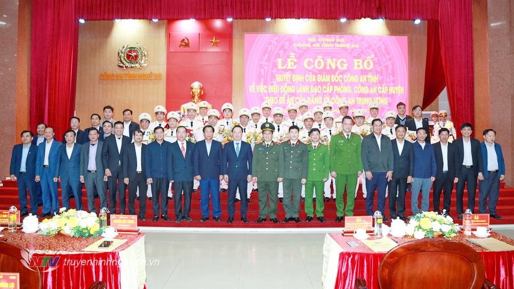 Lãnh đạo tỉnh, lãnh đạo các địa phương, Ban Giám đốc Công an tỉnh chụp ảnh lưu niệm cùng các đồng chí lãnh đạo cấp phòng, Công an cấp huyện được điều động theo Đề án của Đảng ủy Công an Trung ương.