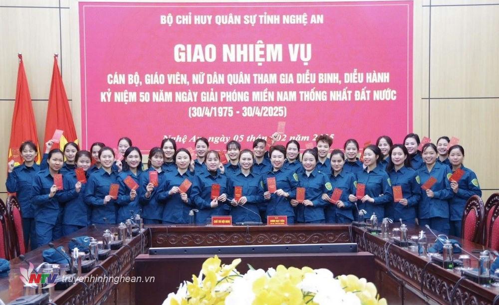 Các nữ dân quân tỉnh Nghệ An tham gia luyện tập diễu binh, diễu hành Kỷ niệm 50 năm Ngày giải phóng miền Nam.