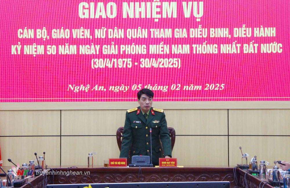 Đại tá Đinh Bạt Văn - Phó Chỉ huy trưởng, Tham mưu trưởng Bộ CHQS tỉnh phát biểu giao nhiệm vụ. 